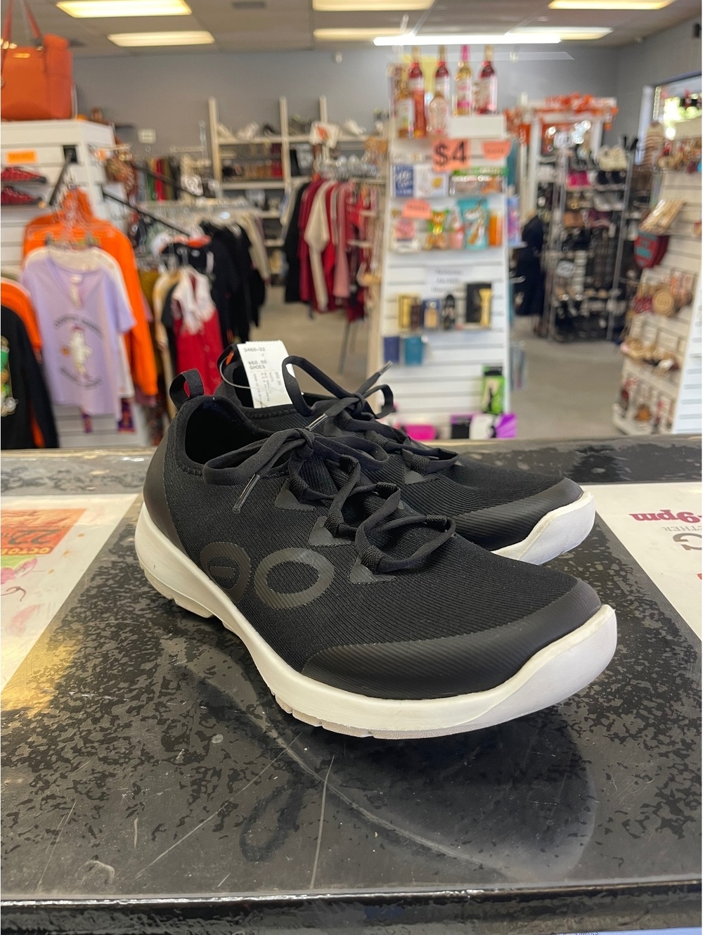 OOFOS Women’s Black Sport Shoes with Green Insoles Size 8.5